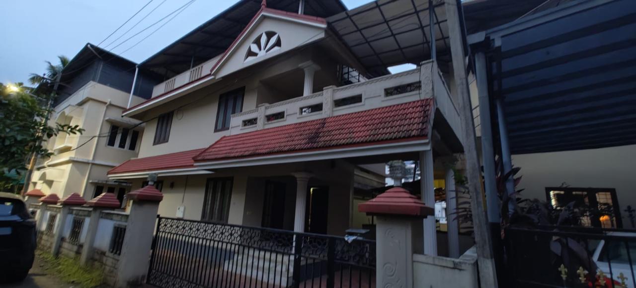 Land and house for sale vennala