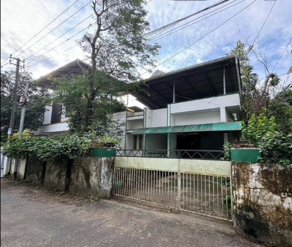 Land with House for sale manjummel