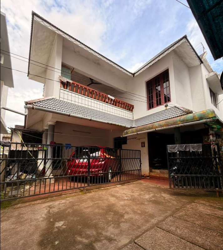 3.300 cent 3 bhk old house Elamakkara